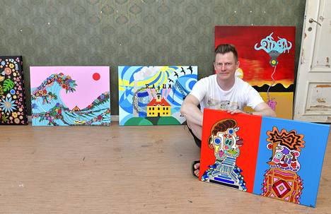 Jesse Blomberg pystytti perjantaina näyttelyään Sepän talolle. Blombergin värikylläiset akryylimaalaukset sekä linopainoteokset ovat esillä vain tämän viikon.