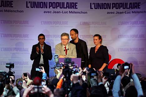 Laitavasemmiston ehdokas Jean-Luc Melenchon odotti lavalla presidentinvaalien äänetyslaskun ensimmäisiä tuloksia Pariisissa 10. huhtikuuta.
