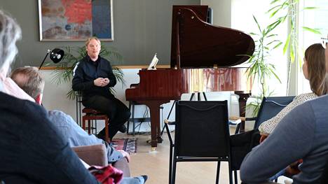 Kaisankalliolla konsertoinut Ville Hautakangas oli keskusteleva sekä sopivasti yleisölle läsnä.