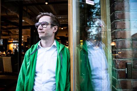 Tampereen sähkölaitoksen hallituksen jäsen ja Tampereen kaupunginvaltuutettu Oras Tynkkynen kertoo, että hallitus ei ole ollut tietoinen öljyn hankinnasta Teboililta. Tynkkynen kuvattiin kesäkuussa 2021 vihreiden vaalivalvojaisissa ravintola Tampellassa.