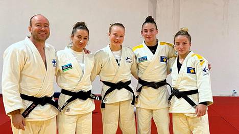 Sami Salonen ja Pihla Salonen (keskellä) pääsivät kosovolaisten judon olympiavoittajien oppiin Albaniassa viime viikolla. Kosovolaiset vasemmalta oikealle: Majlinda Kelmendi, Nora Gjakova ja Distria Krasniqi.