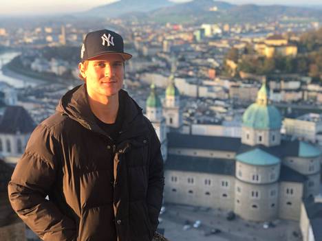 Porilaiskiekkoilija Juha Pukkila viihtyy Salzburgin komeassa kaupungissa.