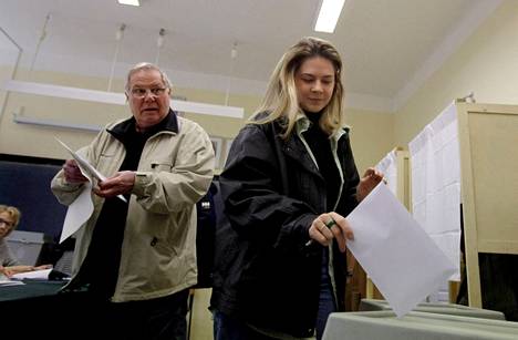 20-vuotias Unkarin kansalainen Csenge Filp (oikealla) pääsi äänestämään Unkarin parlamenttivaaleissa ensimmäistä kertaa.