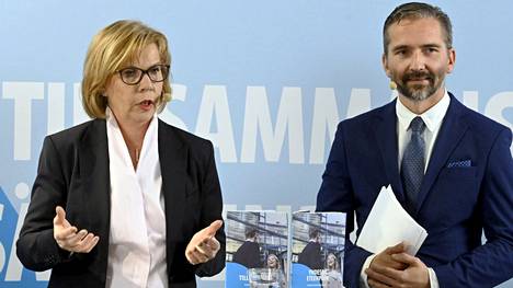 Rkp:n puheenjohtaja Anna-Maja Henriksson ja puoluesihteeri Fredrik Guseff esittelivät puolueen tuoretta eduskuntavaaliohjelmaa torstaina 8. joulukuuta Helsingissä. 