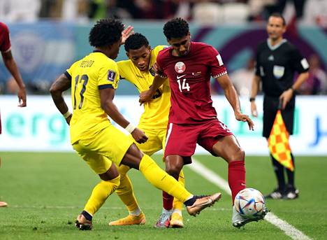 Homam Ahmedin (oik.) edustama Qatar hävisi avausottelussa kelta-asuiselle Ecuadorille.