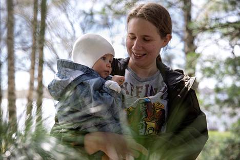 Äiti Saara Smirnov tuli luontotreffeille etsimään inspiraatiota siihen, miten pienen vauvan kanssa voi lähteä luontoon. Tähän asti seitsenkuinen Sofia Smirnov on saanut seurata 3-vuotiaan isosisaruksen ulkoiluja vaunuista tai sylistä käsin. ”On kiva tavata samanhenkistä seuraa ja huomata, että ei tarvitse lähteä metsävaellukselle vaan luontoa löytyy puisto-olosuhteistakin.”