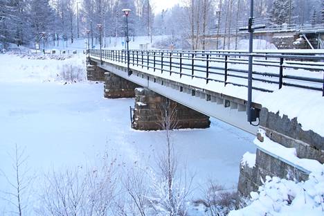 Lapinsalmessa Keuruulla veden pinta on jäätynyt, mutta jäälle ei siltojen alla ole mitään asiaa.