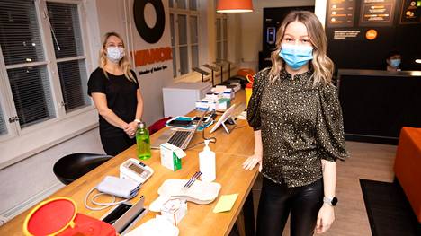 Työterveyshoitaja Iira Kuokka (oikealla) ja terveydenhoitaja Riikka Virta olivat pistäneet tiistaina ensimmäiset koronarokotteensa. Touhu ei heistä eronnut influenssarokotteiden pistämisestä. 