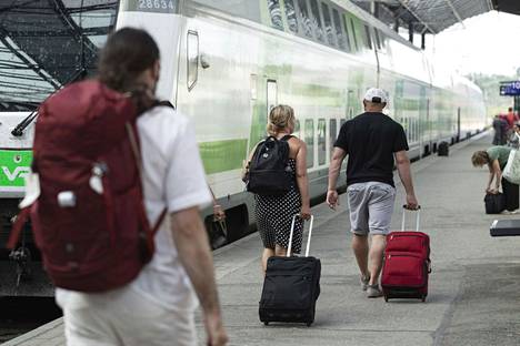 Matkustajia ja VR:n kaukoliikenteen juna Helsingin päärautatieasemalla 7. heinäkuuta 2021.