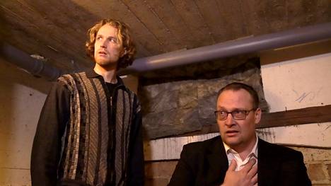 Kylmä takaa-ajo -elokuvassa rakennusurakoitsija Hannes Lindholmia näyttelee Tatu Arminen ja kaavoittaja Kalervo Gustafssonia Mika Ruisniemi.