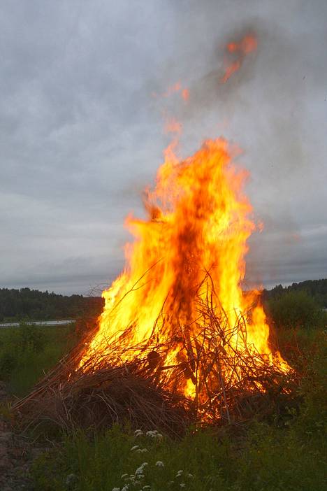 Juhannuskokko jää tällä kertaa polttamatta taas Siuron Knuutilassa. Tämä kuva on jo vuodelta 2010.