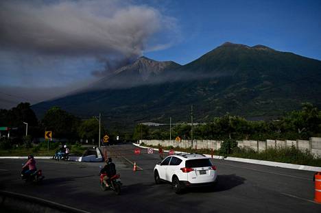 Fuego-tulivuori sylki purkautuessaan ympärilleen mittavan tuhkapilven.