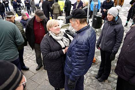 Keskustan puheenjohtaja Annika Saarikko tapasi kuntalaisia Vaasan torilla puoluevaltuuston kokouksen jälkeen.