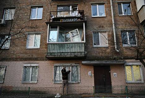 Ainakin yhden ihmisen on kerrottu kuolleen ja useiden loukkaantuneen Venäjän Ukrainan pääkaupunkiin Kiovaan tekemissä iskuissa. Mies korjasi asuinrakennuksen hajonnutta ikkunaa lauantaina 31. joulukuuta.