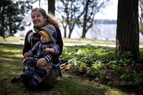 Anni Eskonen on ilahtunut luontotapaamisten suosiosta. ”Ei ole koskaan ennen näin vähällä mainostamisella tullut näin paljon porukkaa.” Vauvaikäisten lasten vanhempien tapaamisille on selvästi kysyntää koronavuosien jälkeen. Eskosen sylissä äitienpäivänä vuoden täyttävä Alpi Mylly.