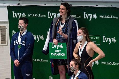 Transtaustaiset uimarit Iszac Henig ja Lia Thomas sijoittuivat ensimmäiseksi ja toiseksi yliopistoliigan naisten mestaruuskisaissa Harvardissa helmikuussa. 