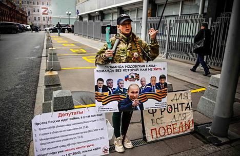 Liikekannallepanoa puolustava mielenosoittaja Moskovassa torstaina.