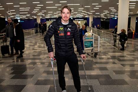 MM-hiihdoissa mainosaitaan törmännyt Arsi Ruuskanen palasi Suomeen. Hän joutui kävelemään keppien turvin.