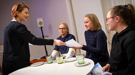 Satakunnan Kansan Iiris Jokinen ojentaa kunniakirjan ensimmäisen Mediavisan vuonna 2019 voittaneelle Länsi Porin koulun 9c-luokan joukkueelle, jonka muodostivat Eeli Lähteenmäki, Senni Mattila ja Janette Rinne. 