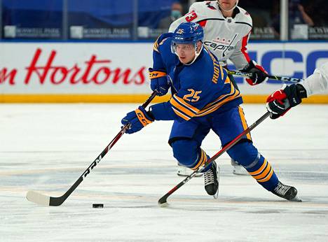 Arttu Ruotsalainen pelasi ensimmäisen NHL-ottelunsa 9. huhtikuuta Washington Capitalsia vastaan.