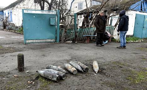 Pihoilta löytyneitä räjähtämättömiä venäläisiä tykinammuksia Andriivkan kylässä Ukrainassa 21. huhtikuuta. 