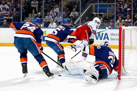 New York Islandersin maalivahti Ilja Sorokin pysäytti ensimmäisessä erässä Kaapo Kakon yrityksen New Yorkissa keskiviikon ottelussa.