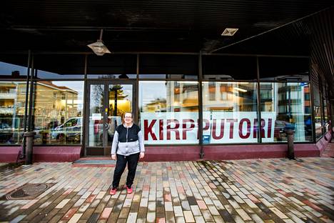 Kirpputori Amandan myymälävastaava Helmi Kivistö poseerasi myymälän edessä avajaisten alla lokakuussa 2021. 