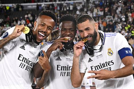 Éder Militão, Vinicius Junior ja Karm Benzema juhlivat Real Madridin Supercup-voittoa Olympiastadionilla.
