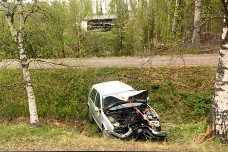 Henkilöauto ajautui ojaan ja törmäsi puuhun Mänttä-Vilppulassa Satakunnantiellä keskiviikkoaamuna 17. toukokuuta.