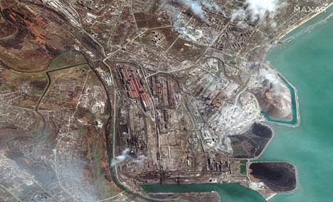 Satelliittikuva näyttää Azovstalin terästehtaan alueen ilmasta. Kuva on otettu 9. huhtikuuta.