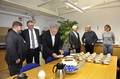 Aarno Mannonen leikkaamassa kakkua RMC:n ensimmäisen uudisrakennuslaivan Hammershusin vesillelaskussa tammikuussa 2018. Arkistokuva: Juha Sinisalo