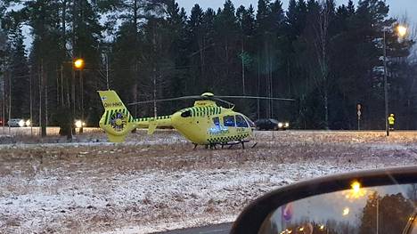 Onnettomuus sattui lähellä Kiikoisten Abc:ta, ja paikalle saapui myös Finnhems lääkärihelikopteri.