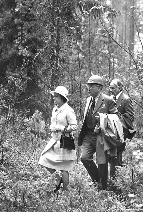 Kuningatar Elisabet pääsi vierailullaan näkemään myös suomalaista luontoa.