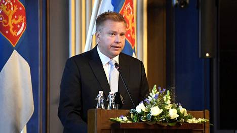 Puolustusministeri Antti Kaikkonen puhui 240. valtakunnallisen maanpuolustuskurssin avajaisissa Helsingissä.
