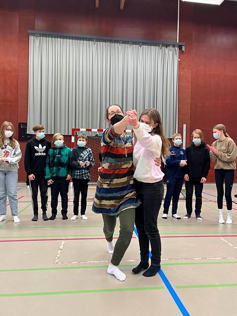 Ohjaaja Anna Nora (edessä vas.) tanssittaa Helmi Penkkiä Lähde-oopperan harjoituksissa Koskenmäen koululla 