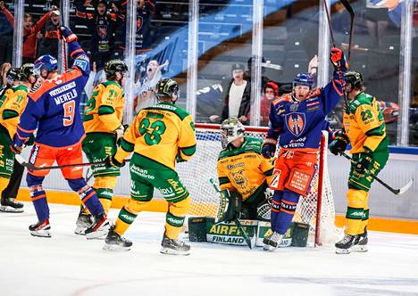 Tampere Cup pelataan nyt ensi kertaa Nokia-areenassa. Ilves ja Tappara kohtasivat jäällä perjantai-iltana.