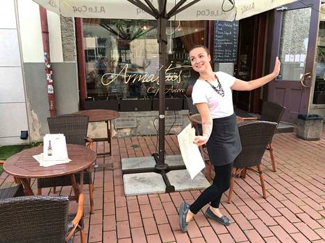 Cafe Amoren ravintolapäällikkö Anneli on iloinen kaupunkiin tulleista suomalaisturisteista. Hän seuraa myös rallia miehensä kanssa.