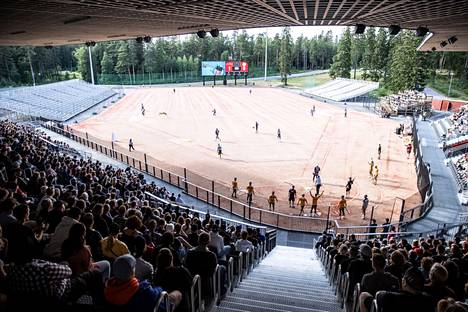 Kaupissa kotipesä on lähempänä yleisöä kuin yhdelläkään muulla huipputason stadionilla. Kuva stadionin avausottelusta Manse–KPL.
