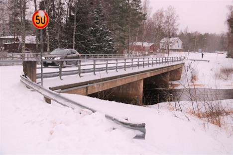 Päivölän silta, joka tunnetaan myös Lehtisen siltana, ylittää Merikarvianjoen Ylikylään Alakylän suunnasta tullessa. Kuva tammikuulta 2023. Peruskorjauksen vuoksi nopeusrajoitus putoaa 30 kilometriin tunnissa.