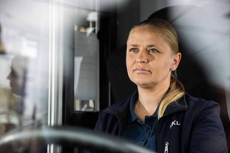 Tampereen kaupunkiliikenteen pääluottamushenkilö ja linja-autonkuljettaja Sonja Järvenpää ei kiitä uusia nopeusvalvontasovelluksia.