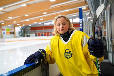 Raumalainen 9-vuotias Aleksi Koukkari lähetti Jaakko Parkkalille esittelyvideon päästäkseen huippusuositulle Hockey Challenge -videolle.