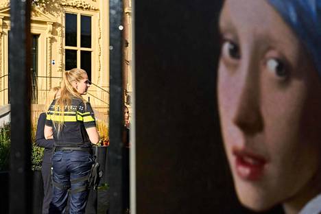 Poliiseja Mauritshuisin museon ulkopuolella Johannes Vermeerin maalaukseen kohdistuneen tempauksen jälkeen. 