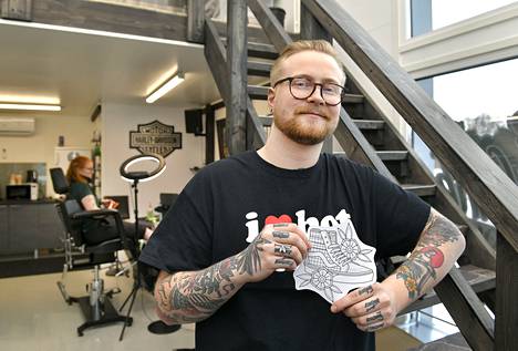 Riverbank Tattoossa vuokratuoliyrittäjänä työskentelevä Joni Nieminen piirtää tatuointikuvat asiakkaan toivomuksesta.