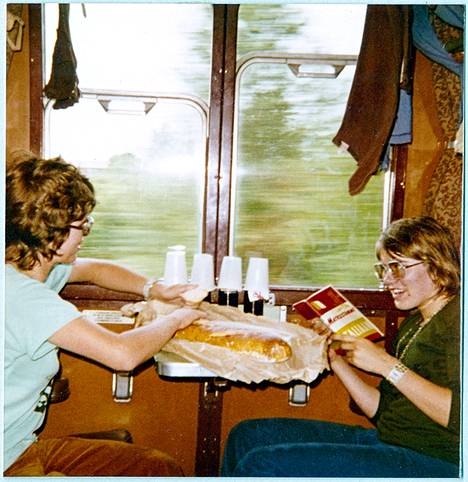 Reilaajille junat toimittivat asumuksen virkaa. Junissa nukuttiin, pestiin ja kuivattiin pyykki, nautittiin eväät ja tutkittiin matkaoppaista seuraavan pysähdyspaikan nähtävyydet. Kuva on interrailin alkuvuosilta 1970-luvun alusta.