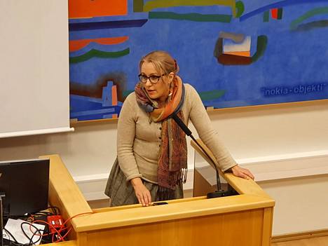Nokian kaupunginvaltuuston 2. varapuheenjohtajan Maria Asunta pitää puheen itsenäisyyspäivänä muistohetkessä.