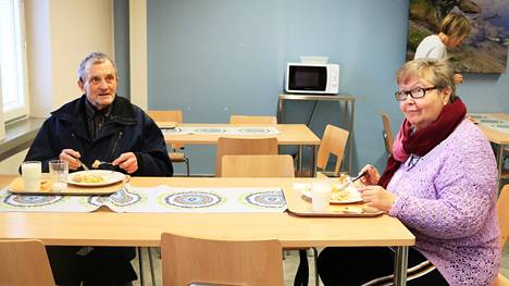 Eero Harju ja Leena Siljander käyvät säännöllisesti Jämsän lukiolla nauttimassa kouluruokailusta yli jäänyttä ruokaa lounaaksi. Siljander kertoo, että lounashetki on usein sosiaalinen tapahtuma. Keskiviikkona tarjolla oli lihaisaa perunakiusasta tai kasviskiusausta,  porkkana- ja lantturaastetta ja leipää. 