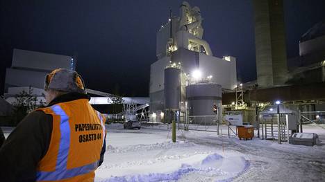 Lakkovahti seisoi UPM:n Kaukaan tehtaalla Lappeenrannassa aikaisin uuden vuoden aamuna 1. tammikuuta.