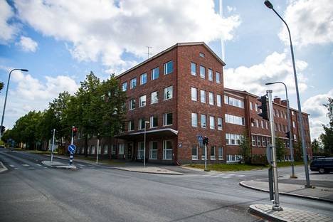 Härmälän kirjasto toimii Härmälän koulun yhteydessä. Kuva on vuodelta 2019. Härmälän koulu on rakennettu vuonna 1953, ja se suljettiin koulukäytöstä sisäilmaongelmien vuoksi vuonna 2020.