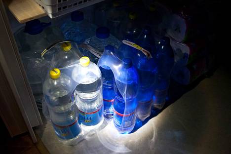 Pullotettua vettä on hankittu tänä keväänä kotivaraksi Suomessa.