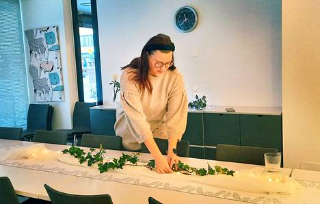 Hääsuunnittelija Mia Ruuhikorpi valmistelemassa hääpöytää.    Hääsuunnittelijana hän haluaa helpottaa hääparin stressiä. Päivän suunniteluun ja valmisteluun hän osallistuu hääparin toiveiden mukaisesti. 